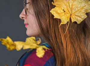 Portret uczennicy z jesiennymi liśćmi