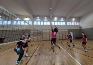 zawodnicy grają w siatkówkę