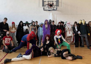 grupa osób w przebraniach haloweenowych