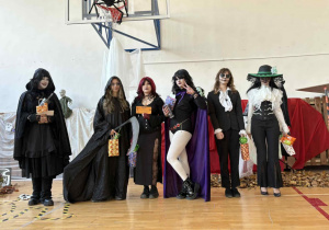 grupa osób w przebraniach haloweenowych