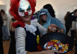 klaun z misą cukierków