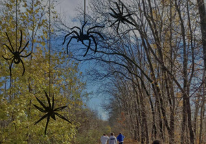 Biegnące osoby w lesie