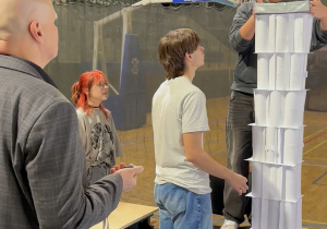 Zawodnicy ustawiają wierzę z papieru